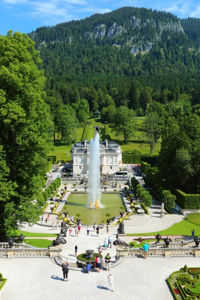 Ettal, Almanya - 8 Temmuz 2016: Güzel Linderhof sarayda güneybatı Bavyera