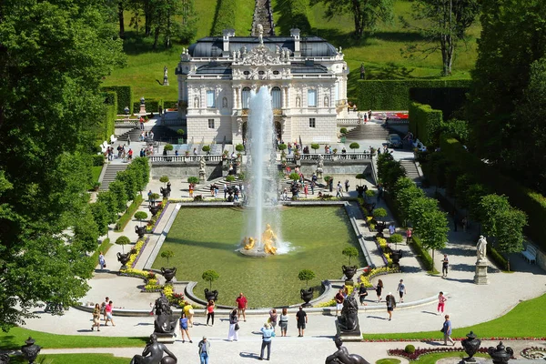 Ettal, Almanya - 8 Temmuz 2016: Güzel Linderhof sarayda güneybatı Bavyera