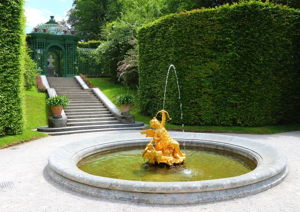 Ettal Niemcy Lipca 2016 Fontanna Złoty Posąg Pałacu Linderhof Południowo — Zdjęcie stockowe