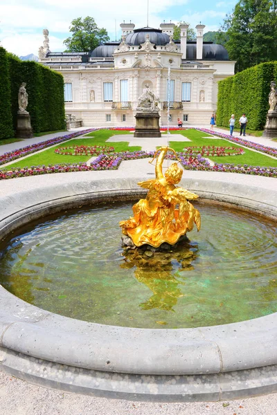 Ettal Deutschland Juli 2016 Brunnen Mit Goldener Statue Schloss Linderhof — Stockfoto