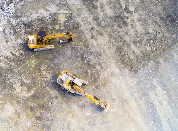建設現場の伐採 森林で働くブルドーザーに空撮 上から重工業 ストック画像