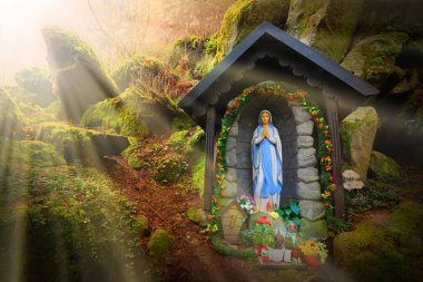 Our Lady of su kuyusu içinde derin Bohemian forest (Konstantinovy Lazne) Karlovy Vary, Çek Cumhuriyeti yakınındaki isteyen Lourdes (Meryem Ana) harikalar, yeri. Şaşırtıcı Avrupa dönüm noktası. Sıcak filtre uygulanmış resim.