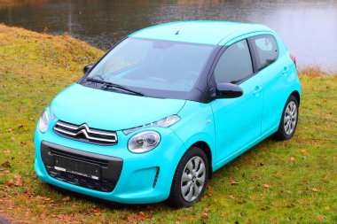 Küçük otomobil Citroen C1 Citroen'ın yeni redesigned logosuna