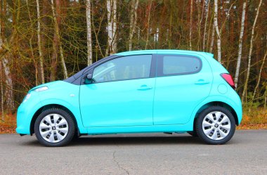 Küçük otomobil Citroen C1 Citroen'ın yeni redesigned logosuna