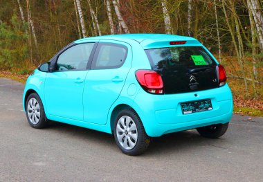 Küçük otomobil Citroen C1 Citroen'ın yeni redesigned logosuna