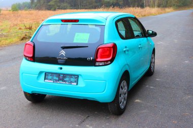 Küçük otomobil Citroen C1 Citroen'ın yeni redesigned logosuna
