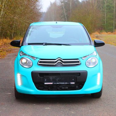 Küçük otomobil Citroen C1 Citroen'ın yeni redesigned logosuna