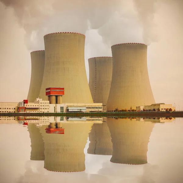 Jaderná elektrárna na pobřeží — Stock fotografie