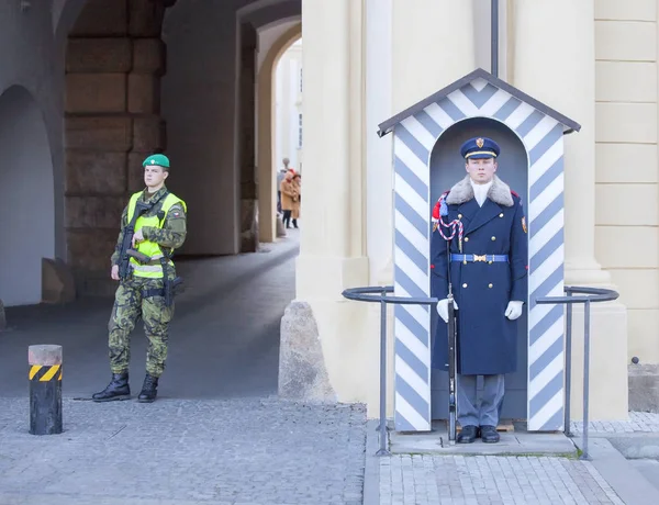 布拉格捷克共和国 2017年2月18日 不明身份的士兵在布拉格城堡大门附近巡逻 捷克总统居住的特里里斯姆措施 — 图库照片