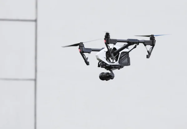 Repül Levegőben Szürke Háttéren Fekete Drone — Stock Fotó