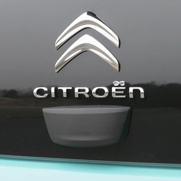 Nuovo logo Citroen ridisegnato su piccola auto Citroen C1 — Foto Stock