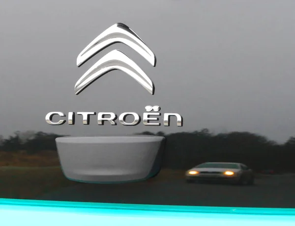 Nuovo logo Citroen ridisegnato su piccola auto Citroen C1 — Foto Stock