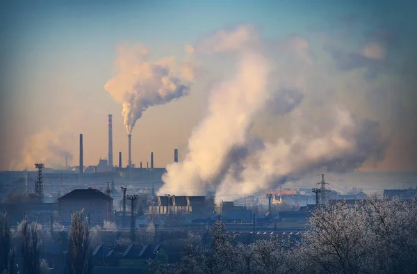 Pila de humo de lignito combinado calor y planta de energía — Foto de Stock