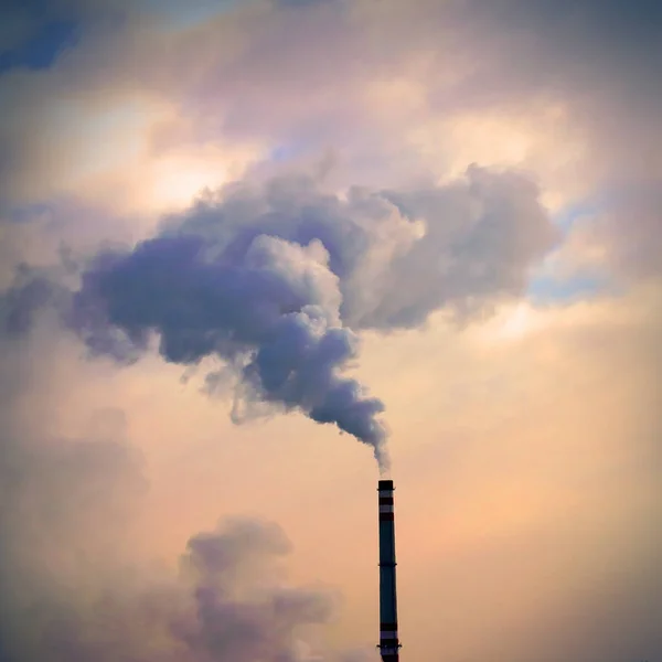 Cheminée fumeur de la centrale au lignite . — Photo