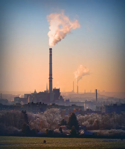 吸烟堆栈从褐煤热电联产电厂 — 图库照片