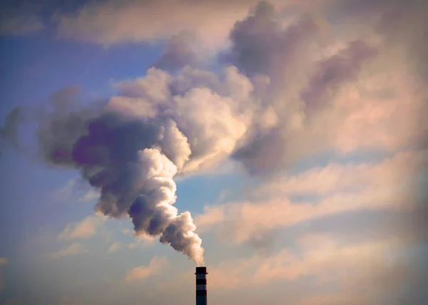 Pila de humo de la central eléctrica de lignito . — Foto de Stock