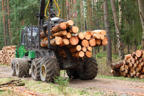 La mietitrice che lavora in una foresta. — Foto Stock