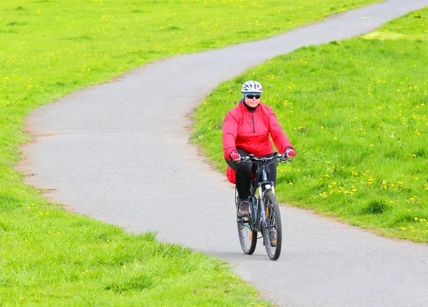 Donna Sovrappeso Bicicletta Persone Attive Che Amano Vacanze Estive Campagna — Foto Stock