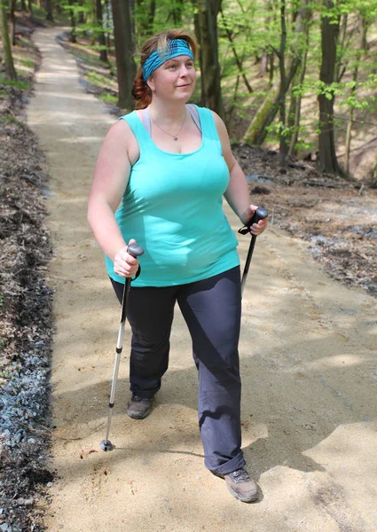 Femme Surpoids Marchant Sur Sentier Prairie Thème Minceur Mode Vie — Photo