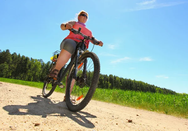Overweight Woman Bicycle Active People Enjoying Summer Holidays Countryside — Stock Photo, Image