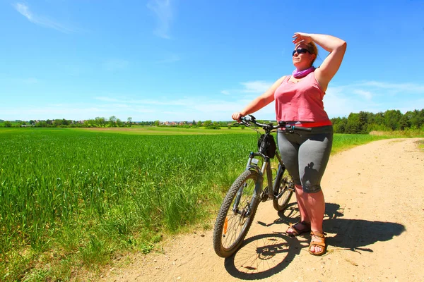 Overweight Woman Bicycle Active People Enjoying Summer Holidays Countryside — Stock Photo, Image