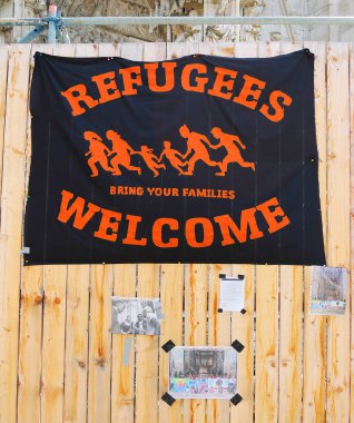  Poster ile Almanya'nın mültecilerin sürgün karşı protesto