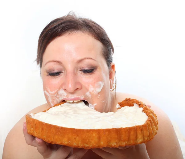 Mujer con sobrepeso comiendo pastel de crema dulce —  Fotos de Stock