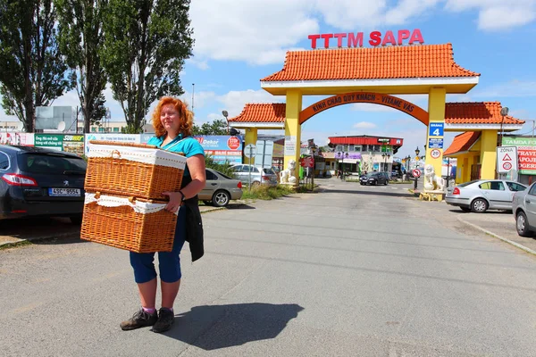 布拉格捷克共和国 2017年7月13日 不明购物者与篮子对亚洲市场 Tttm 萨帕和越南城镇在布拉格郊区区利布斯 — 图库照片