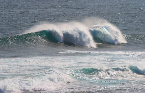 印度洋上波浪破碎岩石 — 图库照片