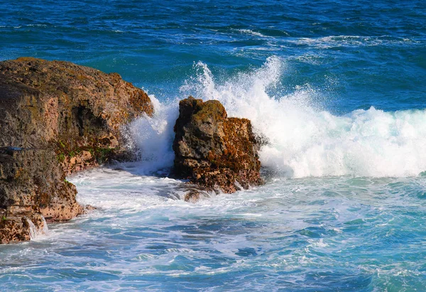 Onda dell'Oceano Indiano che si rompe sulle rocce — Foto Stock