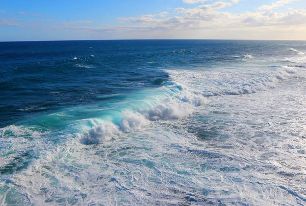 Onda do Oceano Índico quebrando em rochas — Fotografia de Stock