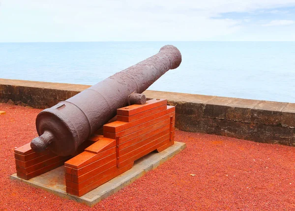 Oude Marine kanonnen op waterkant in Saint-Denis — Stockfoto