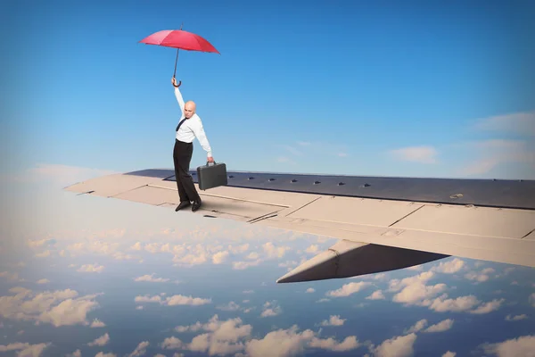 Pasajero Piloto Con Paraguas Balanceándose Ala Del Avión Concepto Seguro — Foto de Stock
