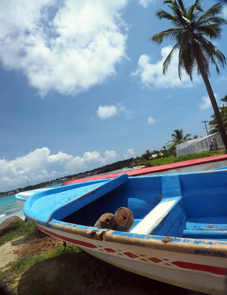 Łodzie na plaży brzegu Brig Bay Big Corn Island, Nikaragui, Centr — Zdjęcie stockowe