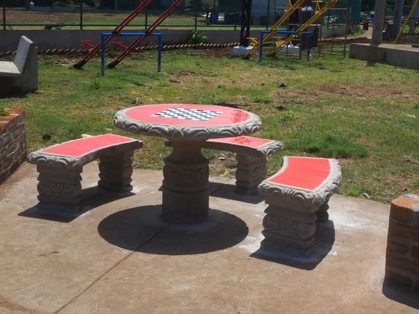 Schach, Schachbretttisch im neuen öffentlichen Park am Südende, große — Stockfoto