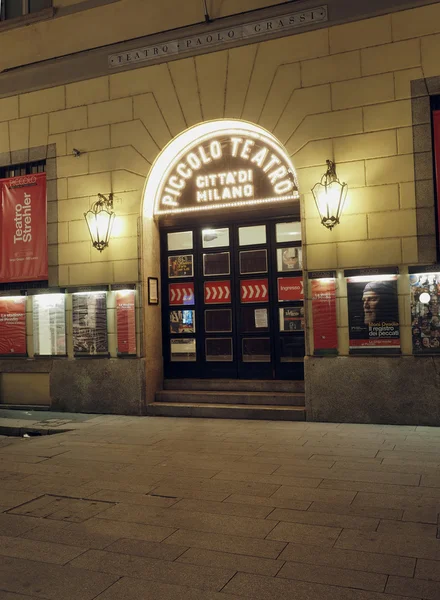 Redactionele Piccolo Theater ingang Milaan Italië nacht — Stockfoto