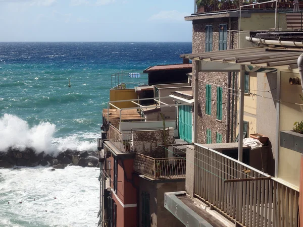 Riomaggiore Cinque Terre-Olaszország hullámok törés ellen történelmi h — Stock Fotó