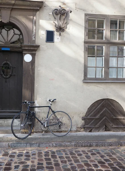 Cobblestone street with bicycle medieval houses Riga Latvia Eur — стоковое фото