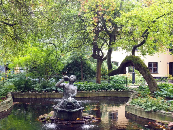 Parco con stagno e statua fontana fuori strada dello shopping Drottning — Foto Stock