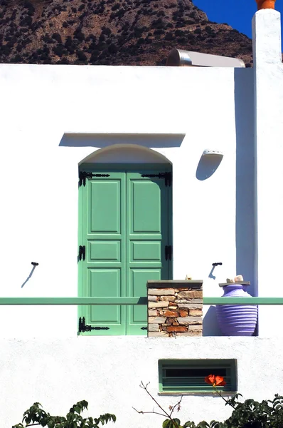 Ελληνικό νησί λευκή κυκλαδίτικη αρχιτεκτονική του ξενώνα ξύλινα — Φωτογραφία Αρχείου