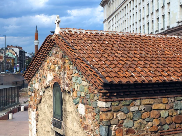 Historische kerk met moskee in achtergrond Sofia Bulgarije Europa — Stockfoto