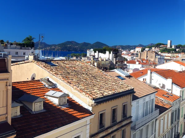 Tetőtéri nézetet Franciaországban Cannes régi város erőd háttérben — Stock Fotó