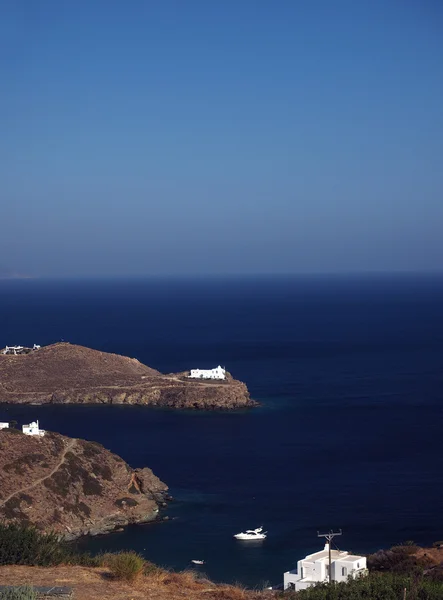 Evleri ve boa ile Ege Denizi'ndeki promontory üzerinde Kilise Manastırı — Stok fotoğraf