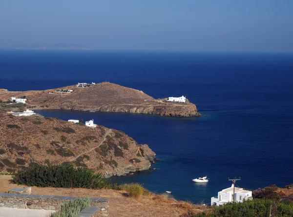 Chiesa monastero sul promontorio nel Mar Egeo con case e boa — Foto Stock