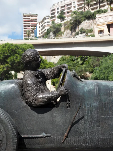 Redactionele sculptuur van race auto en bestuurder Monte Carlo, Monaco — Stockfoto