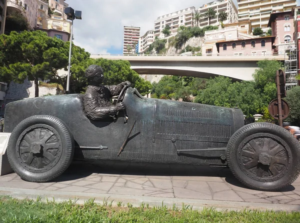 レース車とドライバー モンテカルロ モナコの彫刻 — ストック写真