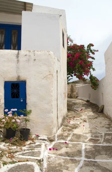 Street scene classic Greek Island architecture with painted walk — Stock Photo, Image