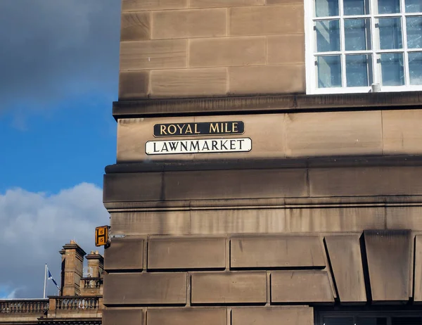 Cartello stradale lato costruzione Royal Mile Lawnmarket Edinburgh Sco — Foto Stock