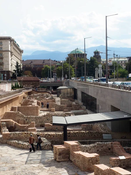 Redaktionelle historische Ruinenstätte mitten in der Hauptstadt Sofia, Bulgarien — Stockfoto