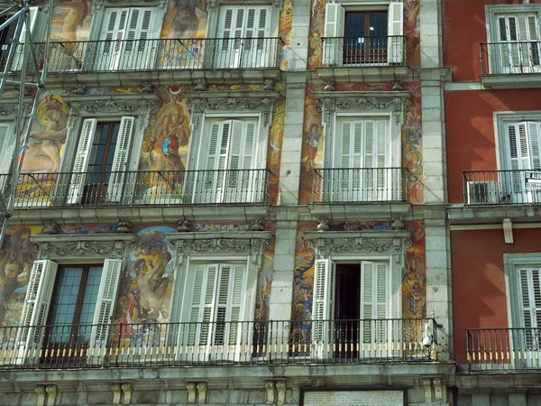 Fenstergestaltung und architektur auf dem platz mayor madrid spanien — Stockfoto